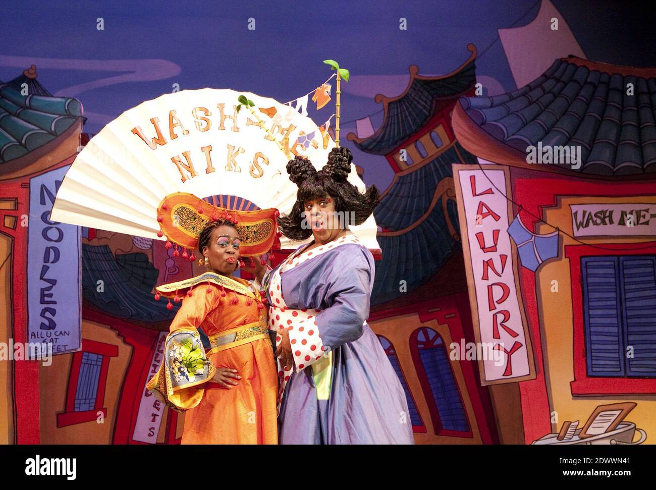 l-r: Tameka Empson (impératrice de Chine), Clive Rowe (Widow Twankey) à ALADDIN à l'Empire Hackney, Londres E8 03/12/2009 écrit et réalisé par Susie McKenna design: Lotte Collett Lighting: David W Kidd Banque D'Images