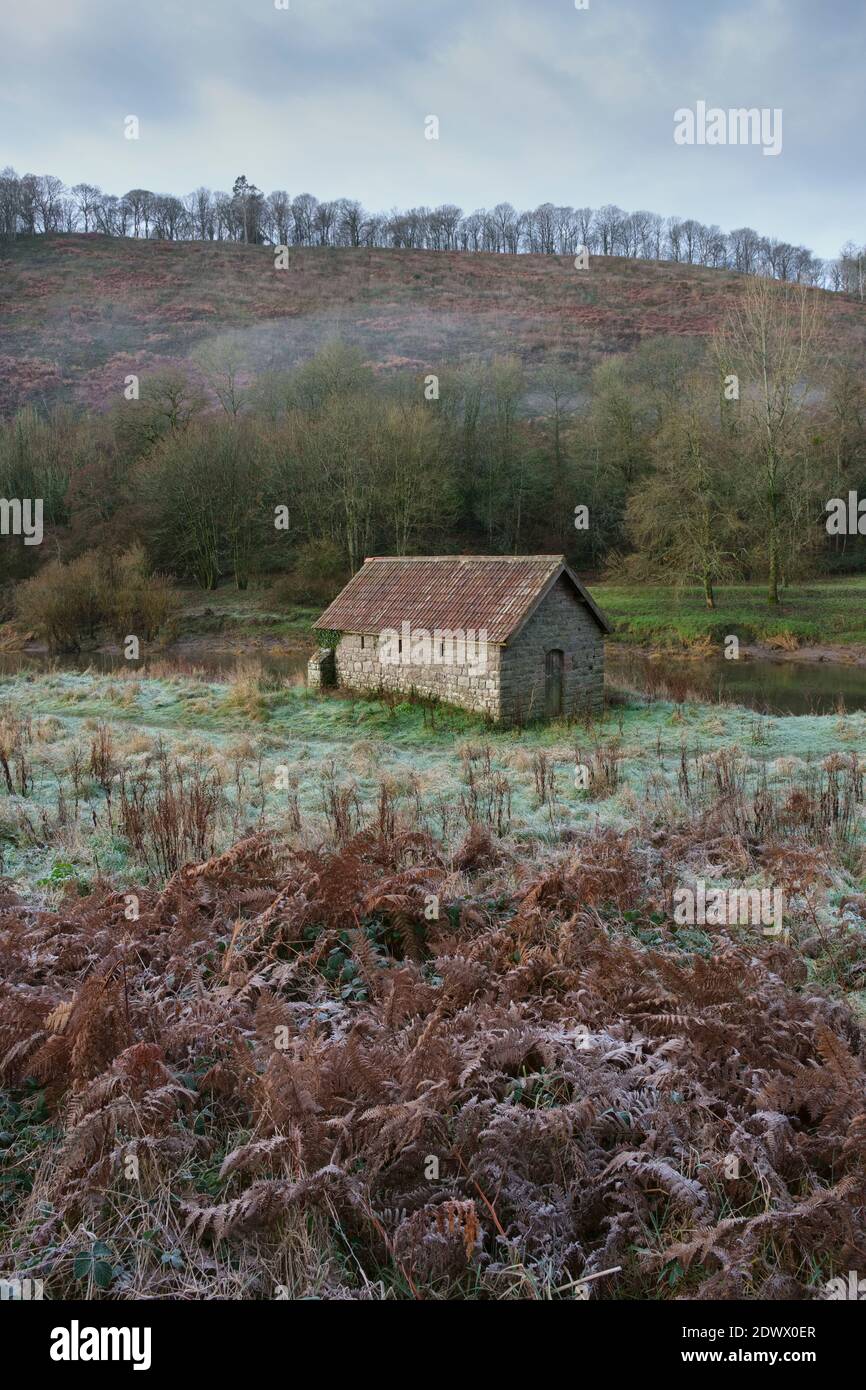 Maison de bateau le long d'une rivière couverte de brume Wye à Brockweir. Banque D'Images