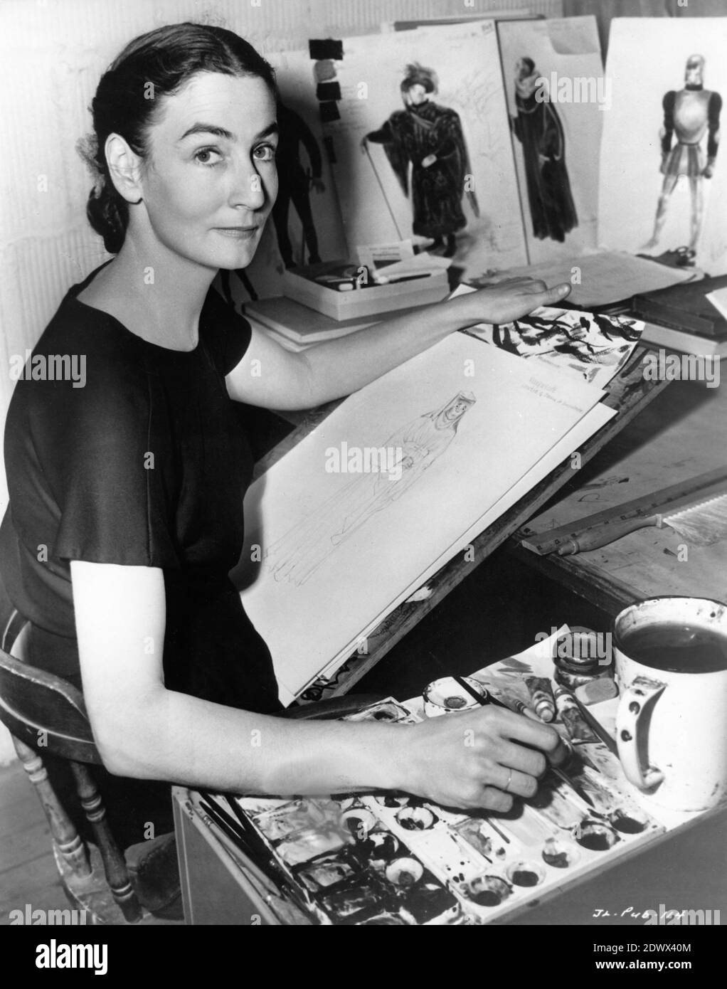 DOROTHY JeAKINS, designer de costumes, travaille sur des croquis de costumes pour INGRID BERGMAN dans JOAN DE l'ARC 1948 réalisateur VICTOR FLEMING jouer Maxwell Anderson scénario Maxwell Anderson et Andrew SULT Walter Wanger Productions (Sierra Pictures) / RKO radio Pictures Banque D'Images