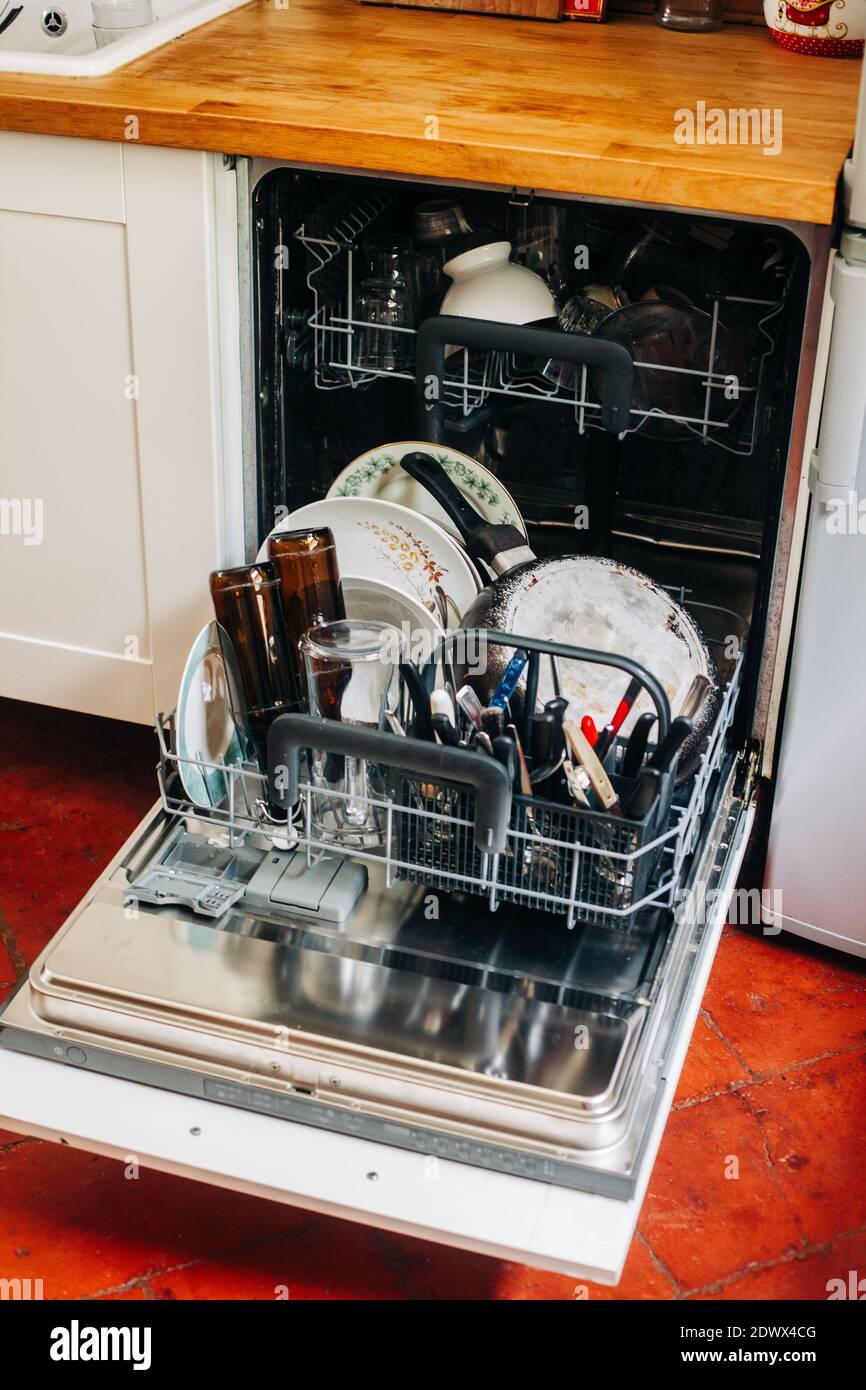 Vue en grand angle du lave-vaisselle dans la cuisine à la maison Photo  Stock - Alamy
