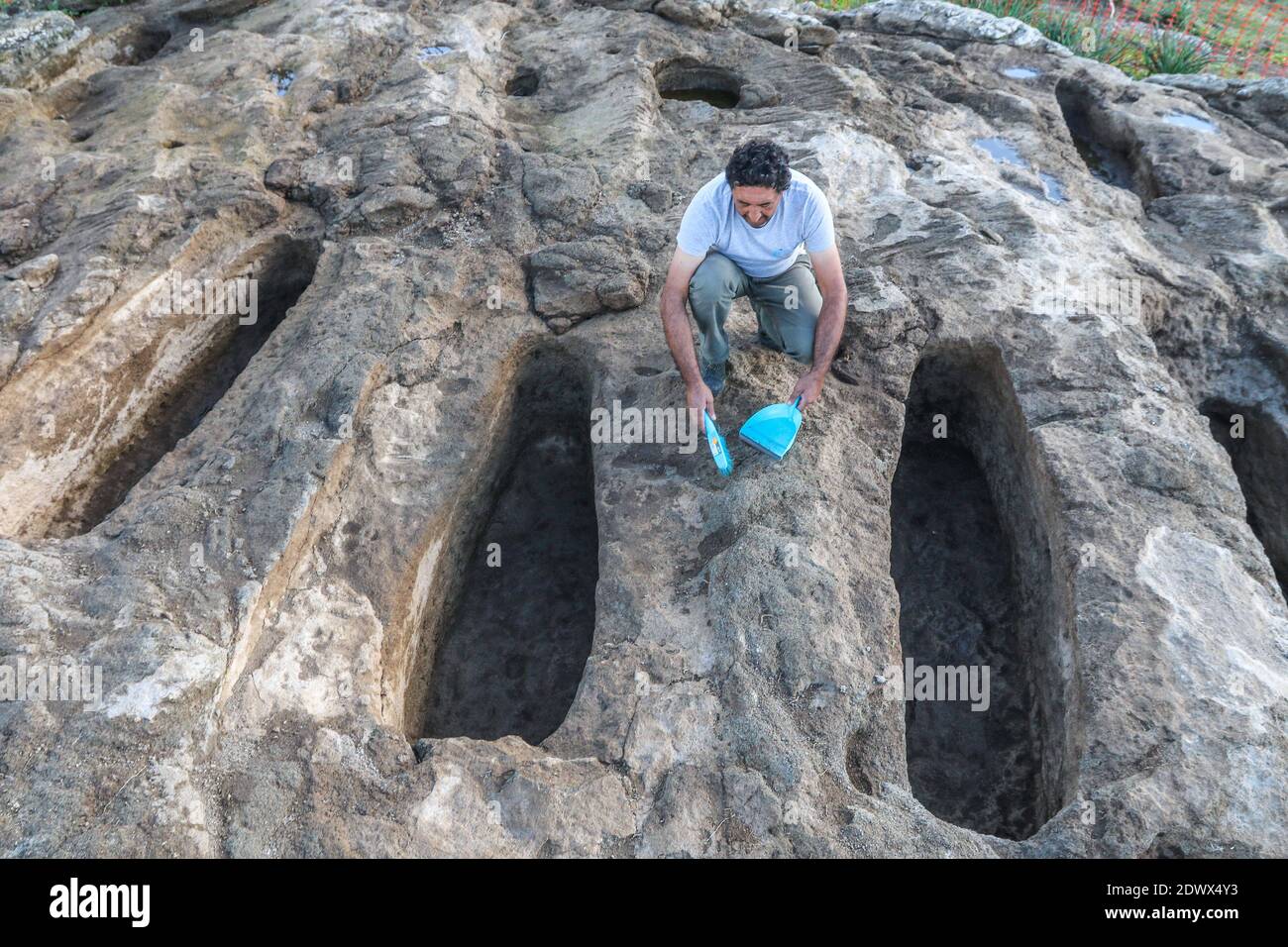 Barcelone, Catalogne, Espagne. 23 décembre 2020. 23 décembre 2020 (Pizarra, Malaga) l'équipe d'archéologues dirigée par le docteur en histoire médiévale de l'Université de Malaga Virgilio Martinez-nez Enamorado effectue une excavation à Castillejos de Quintana à Pizarra depuis deux mois. Crédit : ZUMA Press, Inc./Alay Live News Banque D'Images