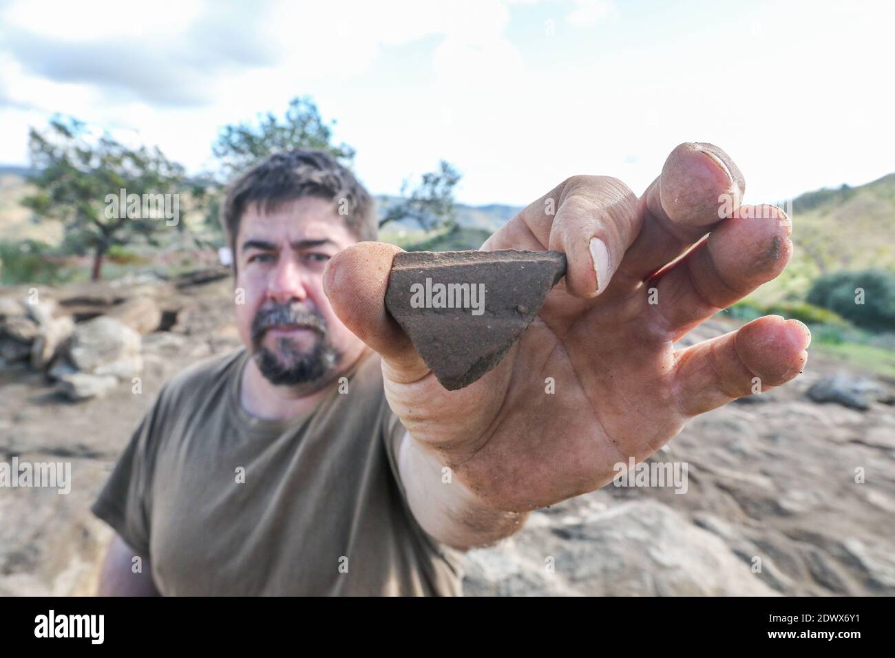 Barcelone, Catalogne, Espagne. 23 décembre 2020. 23 décembre 2020 (Pizarra, Malaga) l'équipe d'archéologues dirigée par le docteur en histoire médiévale de l'Université de Malaga Virgilio Martinez-nez Enamorado effectue une excavation à Castillejos de Quintana à Pizarra depuis deux mois. Crédit : ZUMA Press, Inc./Alay Live News Banque D'Images