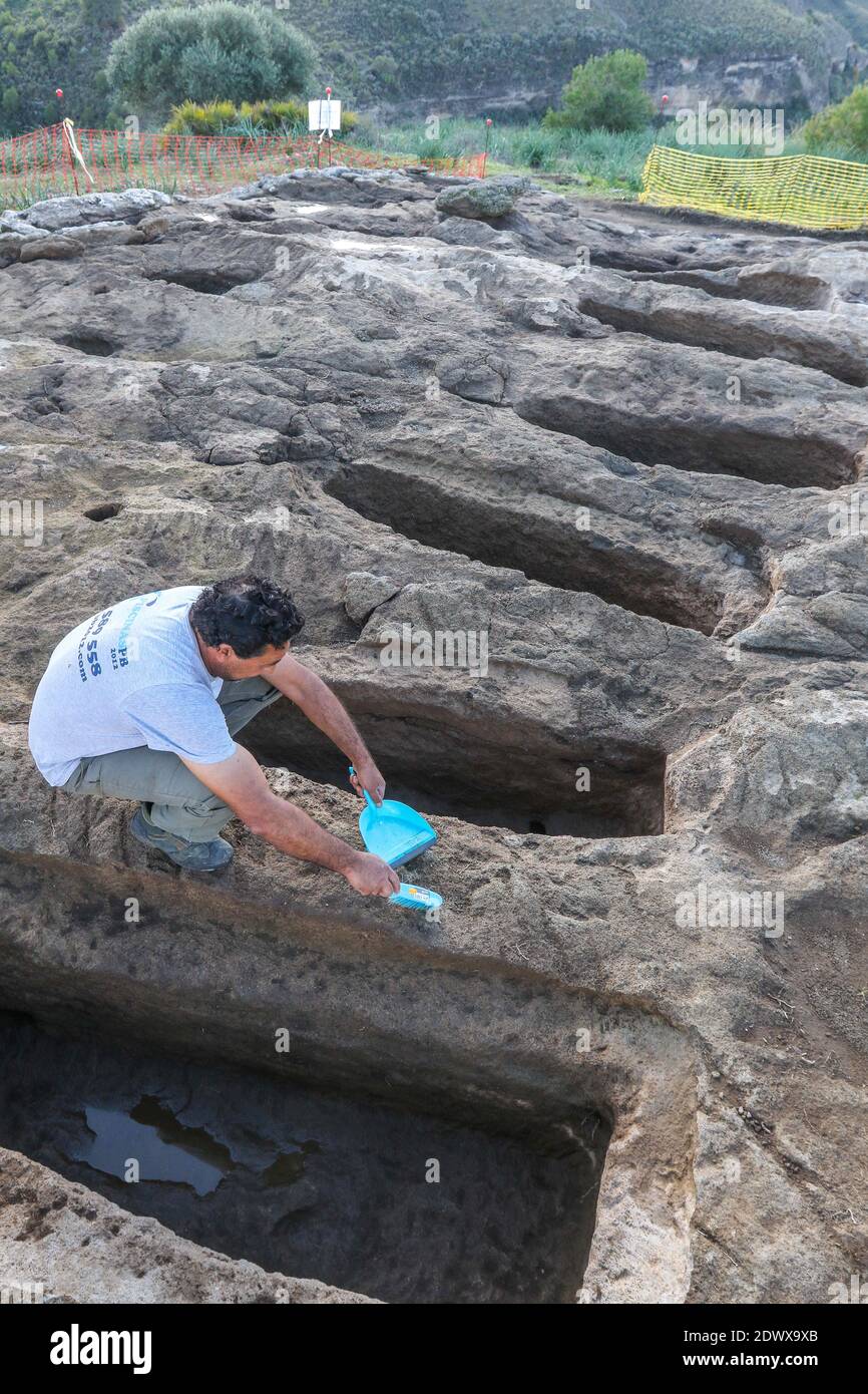 Barcelone, Catalogne, Espagne. 23 décembre 2020. 23 décembre 2020 (Pizarra, Malaga) l'équipe d'archéologues dirigée par le docteur en histoire médiévale de l'Université de Malaga Virgilio Martinez-nez Enamorado effectue une excavation à Castillejos de Quintana à Pizarra depuis deux mois. Crédit : ZUMA Press, Inc./Alay Live News Banque D'Images