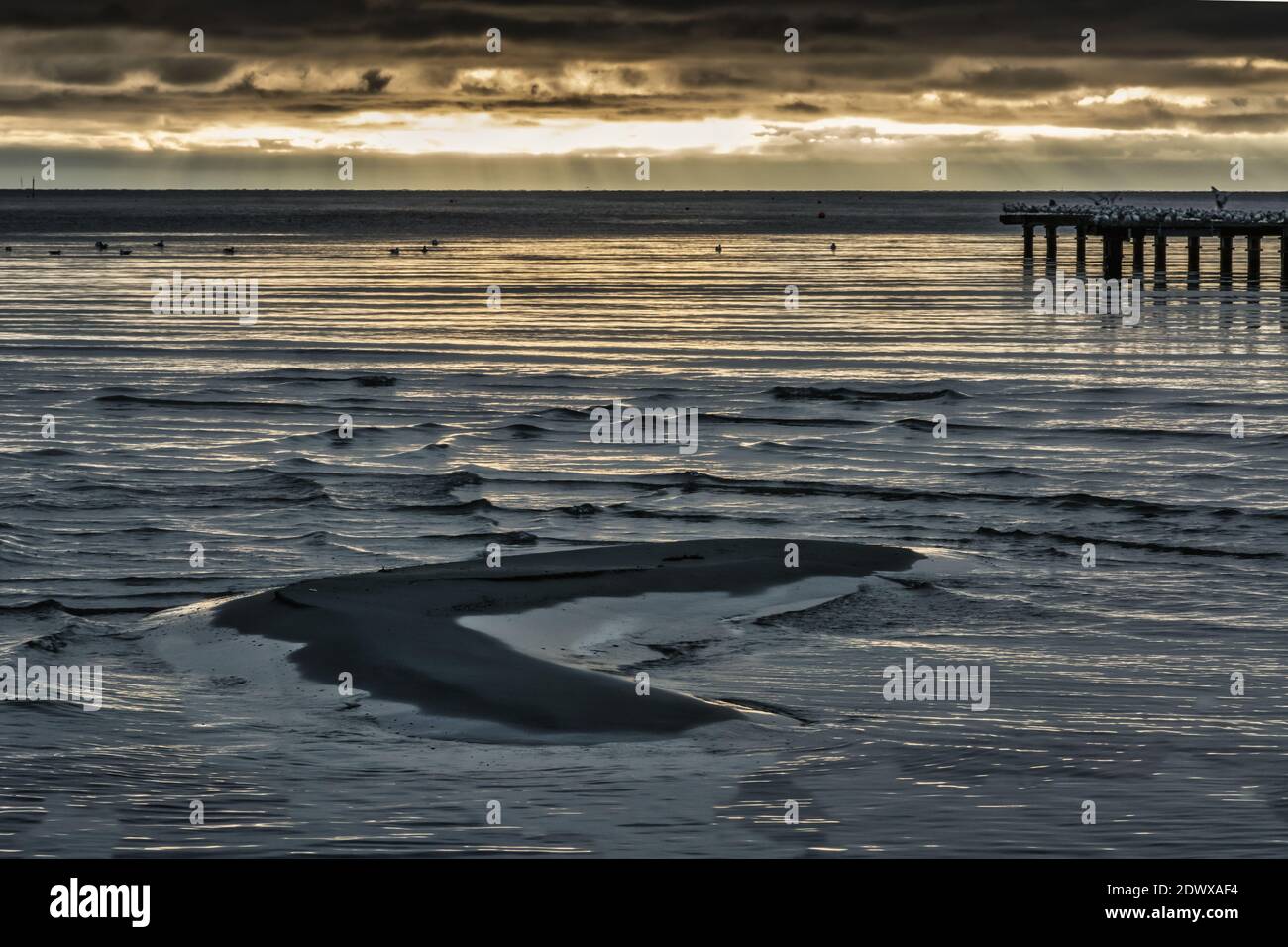 Un bar de sable avec un beau coucher de soleil sur l'océan en arrière-plan. Photo de Hsoulik, comté de Blekinge, Suède Banque D'Images