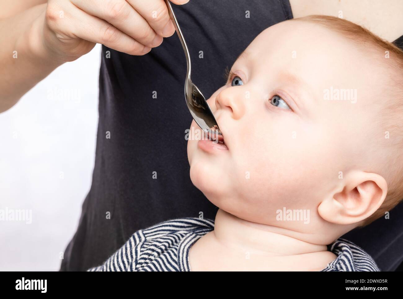 Mere Allaitant Bebe Garcon Avec De La Vitamine Ou De La Medecine Liquide En Utilisant Cuillere Photo Stock Alamy Mere Allaitant Bebe Garcon Avec De La Vitamine Ou De La Medecine Liquide En Utilisant Cuillere Photo Stock Alamy