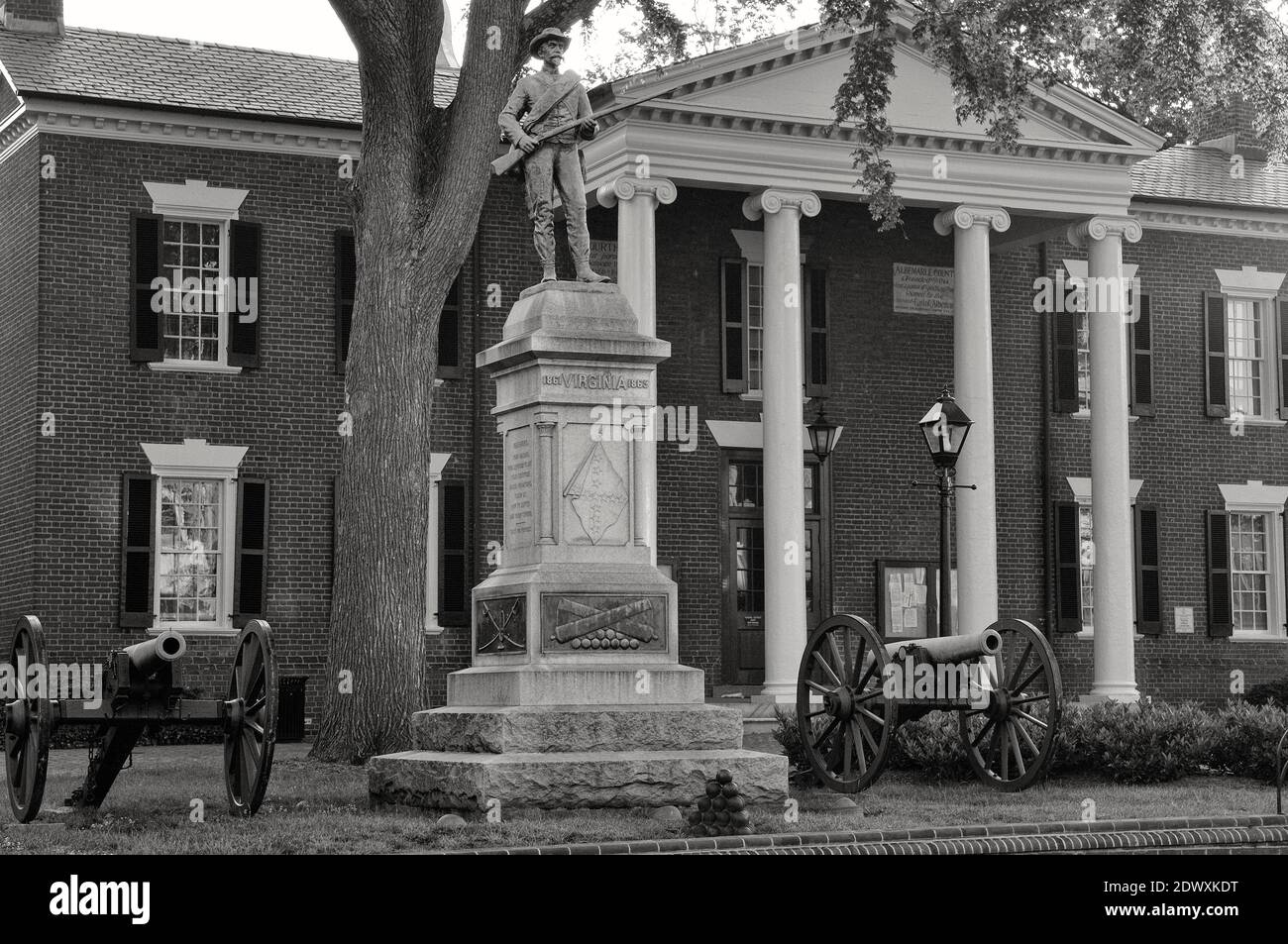 La statue commémorative Confederate maintenant enlevée avec des canons. Palais de justice du comté de Old Albemarle, Charlottesville, Virginie, États-Unis Banque D'Images