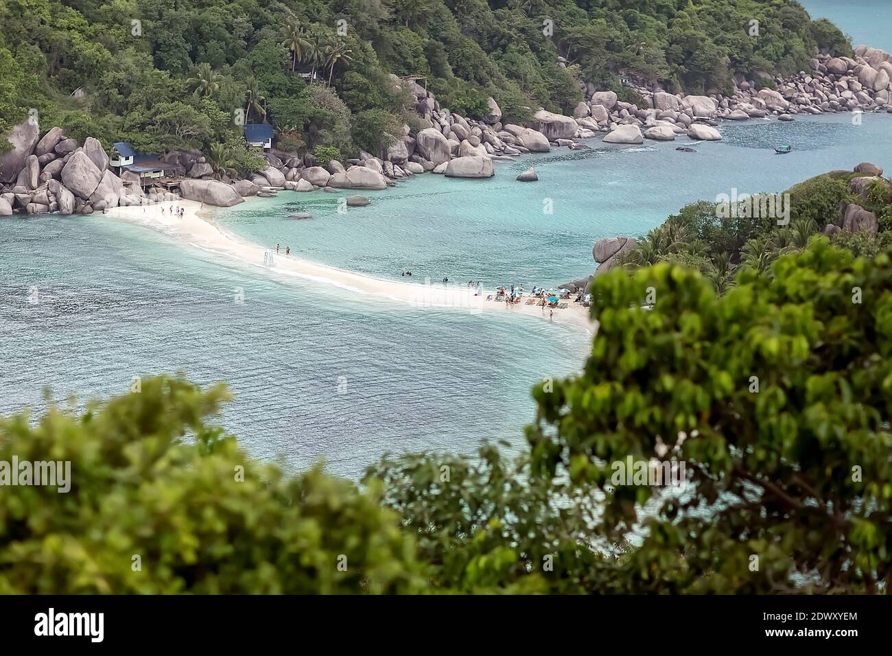 Ko Nang Yuan, Thaïlande, 02.19.2020. Belle île en Thaïlande. Une petite île tropicale avec une plage de sable blanc. La vue du dessus. Mer de l'île Banque D'Images
