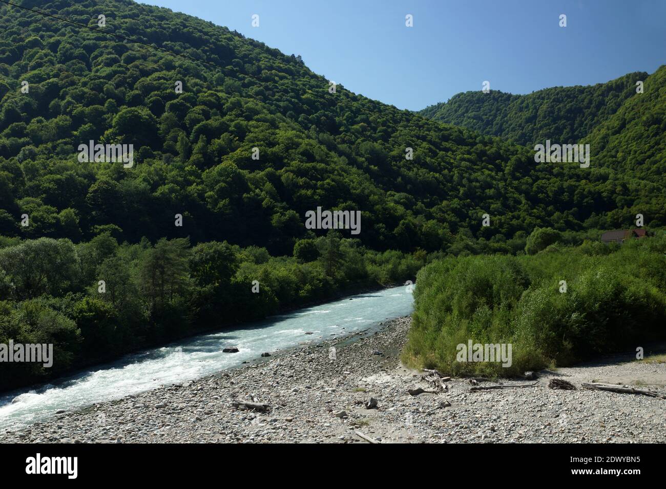 La Teberda est une rivière dans le Caucase du Nord. C'est un affluent gauche du Kuban. Il passe par la réserve naturelle de Teberda, à travers la ville de Teberda Banque D'Images