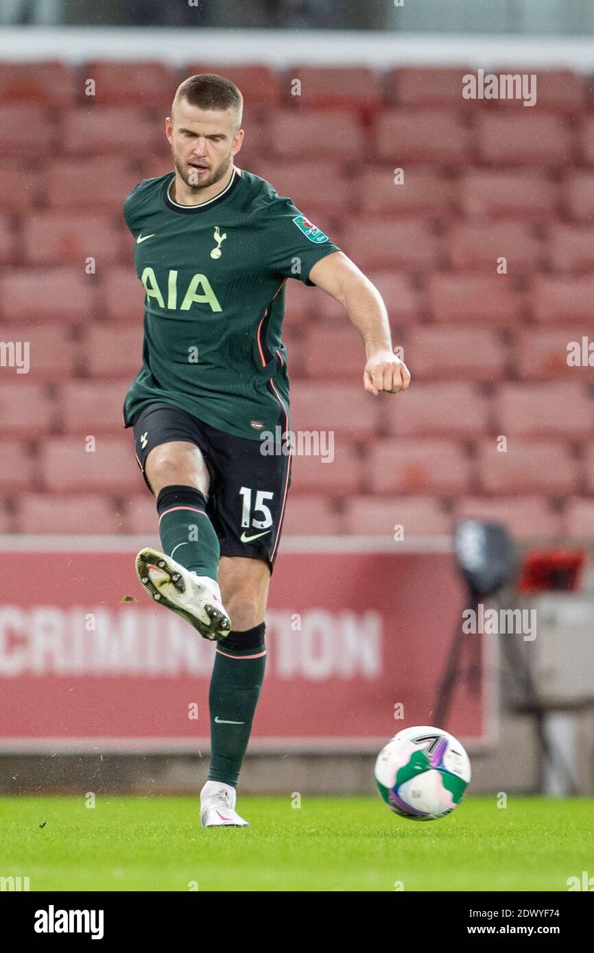 23 décembre 2020 ; Bet365 Stadium, Stoke, Staffordshire, Angleterre ; English football League Cup, Carabao Cup, Stoke City versus Tottenham Hotspur ; Eric Dier de Tottenham Hotspur croise le ballon Banque D'Images