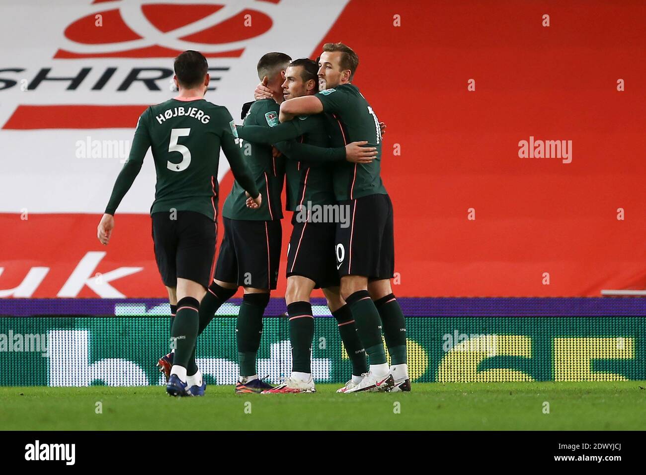 Gareth Bale de Tottenham Hotspur (2e à partir de droite) célèbre avec ses coéquipiers, dont Harry Kane (r), après avoir marquant son premier but d'équipe. Carabao Cup, match quart-finale de la coupe EFL, Stoke City et Tottenham Hotspur au stade Bet365 de Stoke on Trent, le mercredi 23 décembre 2020. Cette image ne peut être utilisée qu'à des fins éditoriales. Utilisation éditoriale uniquement, licence requise pour une utilisation commerciale. Aucune utilisation dans les Paris, les jeux ou les publications d'un seul club/ligue/joueur.pic par Chris Stading/Andrew Orchard sports photographie/Alay Live News Banque D'Images