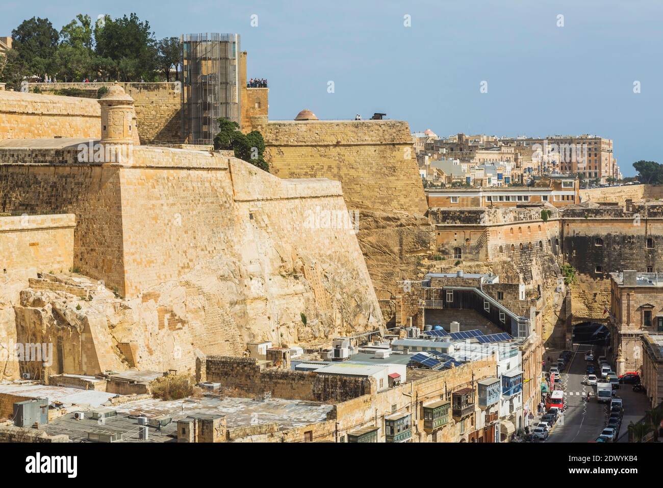 Vieux fort et murs fortifiés avec l'ascenseur panoramique de Barrakka construit à l'intérieur du fossé de Lascaris, la Valette, Malte Banque D'Images