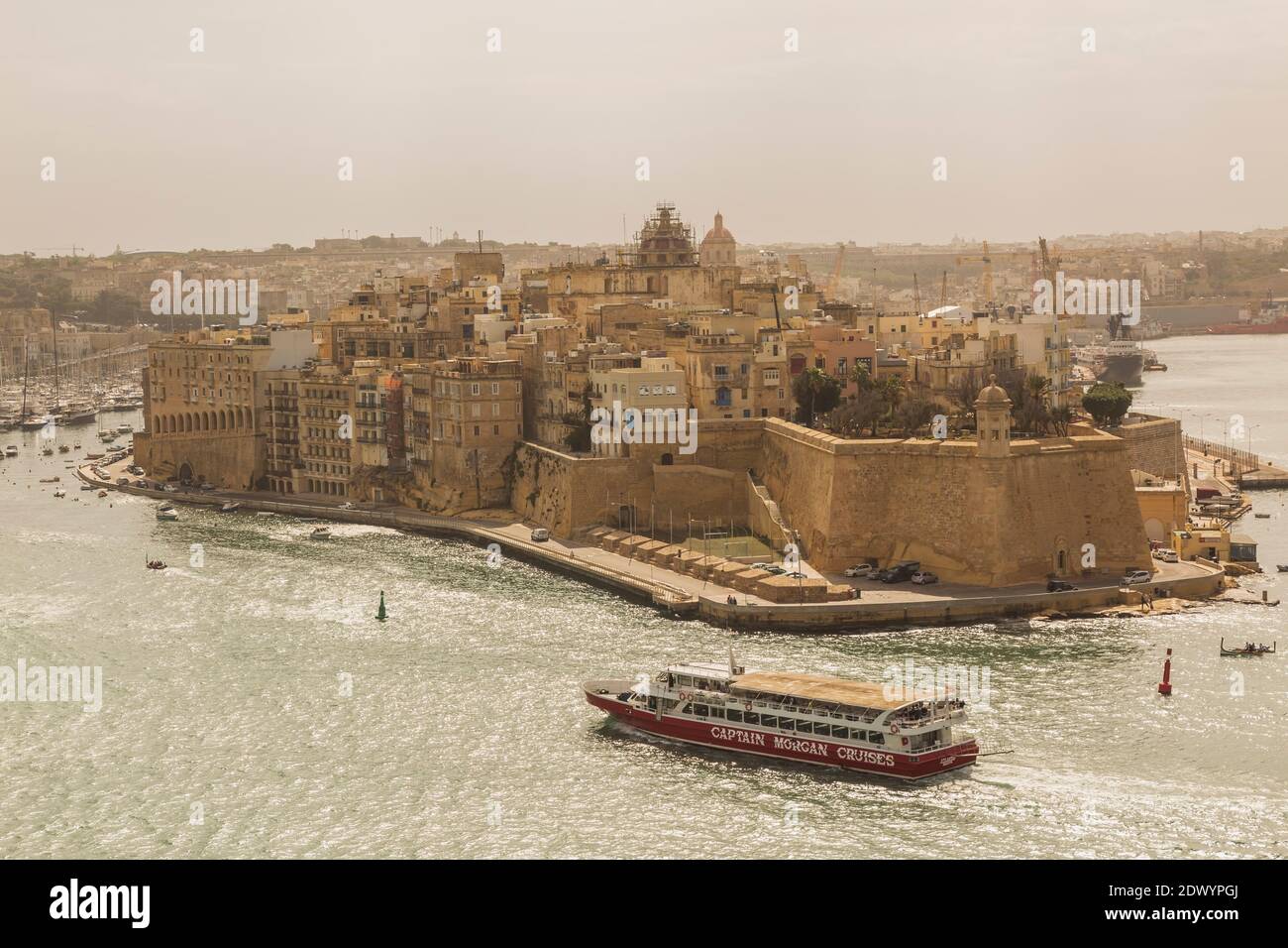 Fort Saint Michael, et le bateau de croisière Captain Morgan à Grand Harbour, Senglea, région de la Valette, Malte Banque D'Images