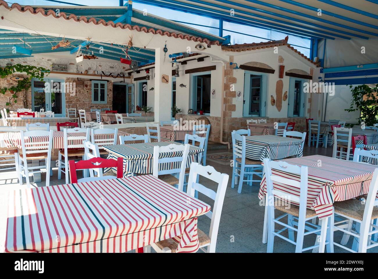 Intérieur d'un bar-taverne sur l'île d'Aegina, Iles Saroniques, Grèce Banque D'Images