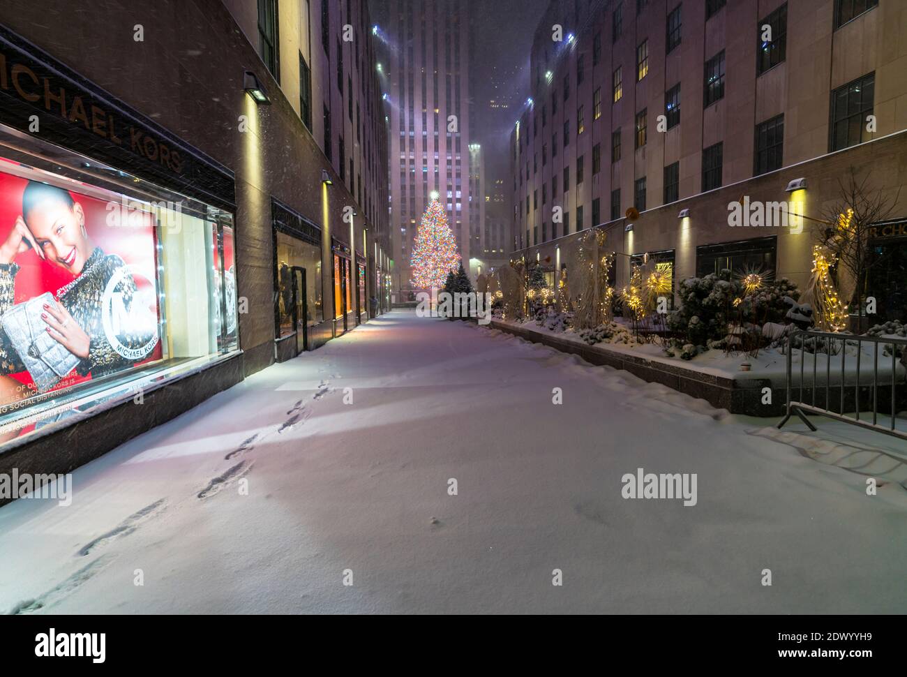 La première tempête de neige frappe l'arbre de Noël du Rockefeller Center lors de la COVID-19 Banque D'Images