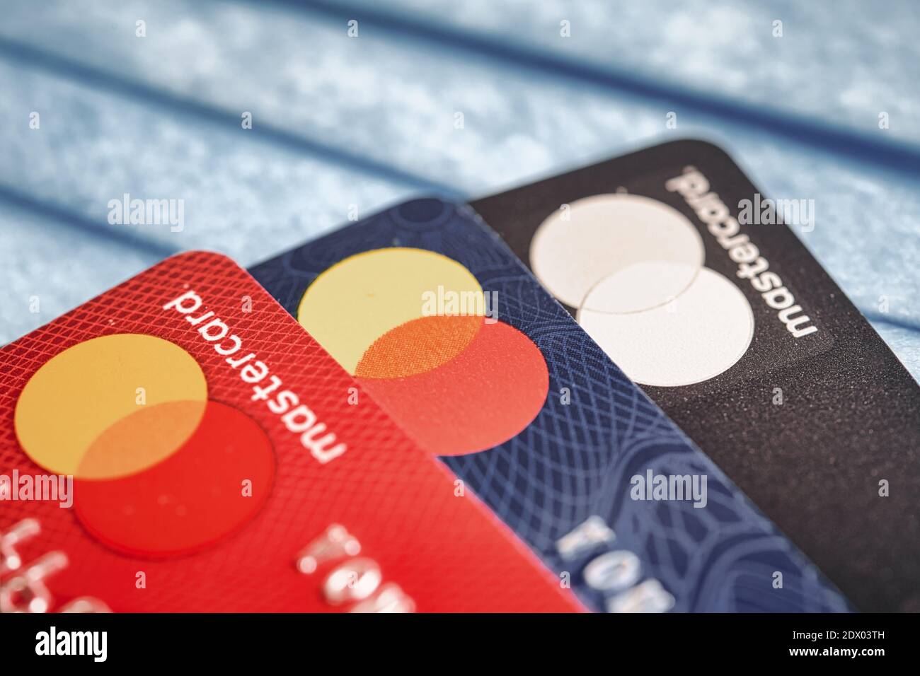Cartes de crédit Mastercard sur un masque de protection. Un concept de dette pendant la pandémie de Covid-19 Banque D'Images
