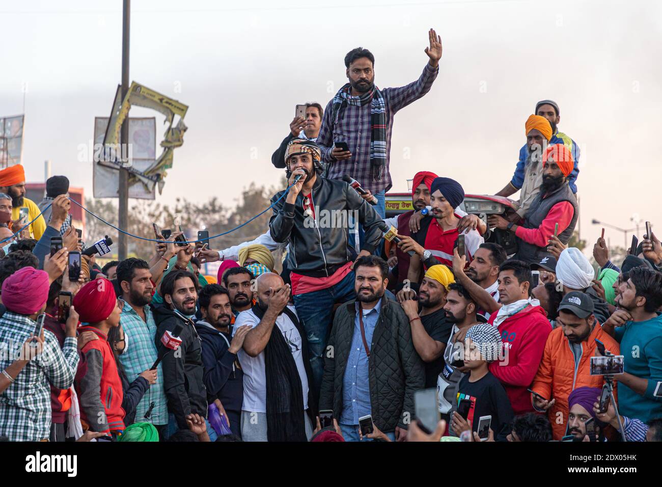 le chanteur de punjabi babbu maan lors de la manifestation à la frontière de singhu contre la nouvelle loi agricole en inde. Banque D'Images