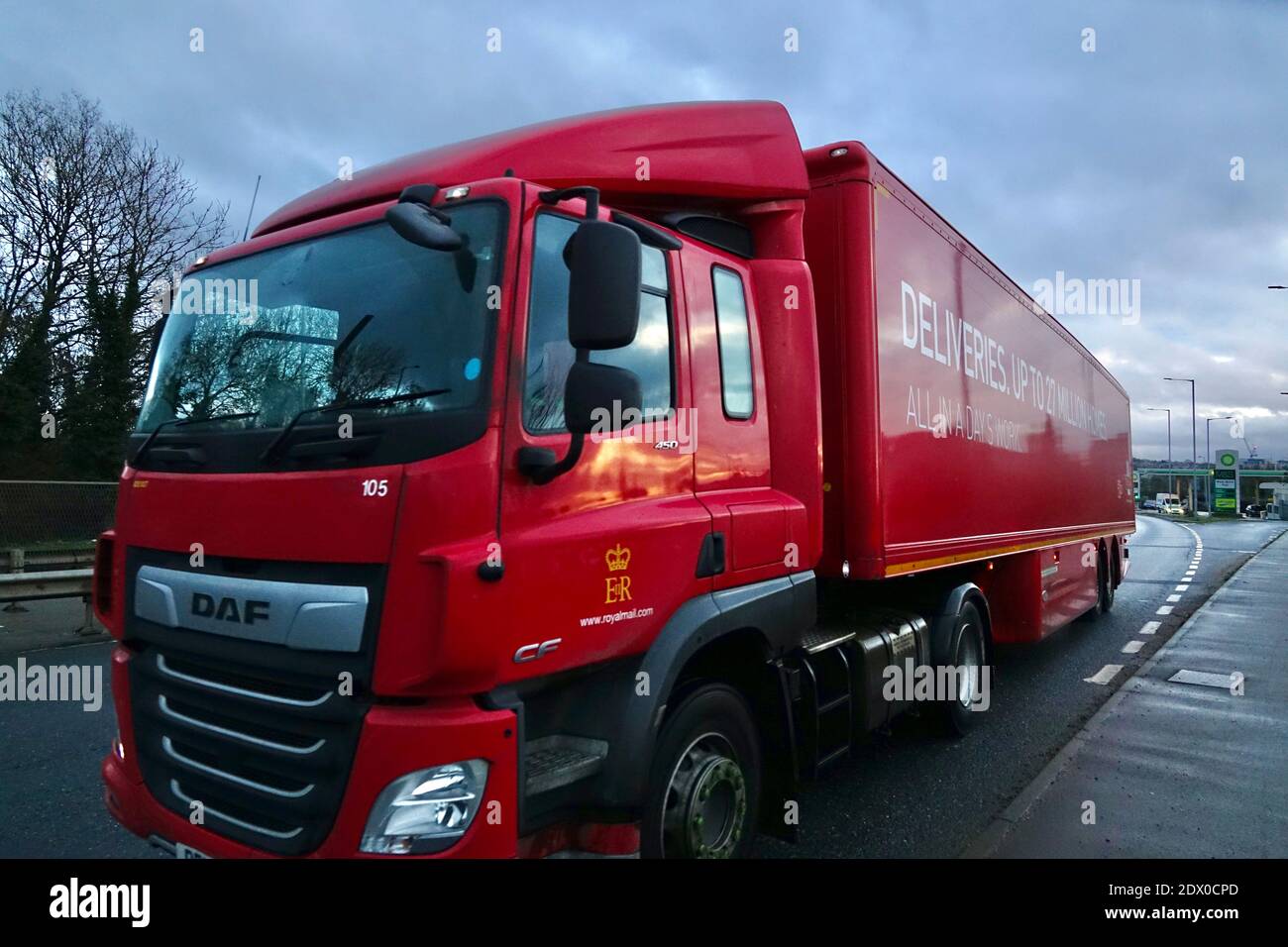 Les camions Royal Mail livrant des messages pendant la période la plus achalandée de l'année pour la livraison de colis et de lettres pendant les fêtes de Noël. Banque D'Images