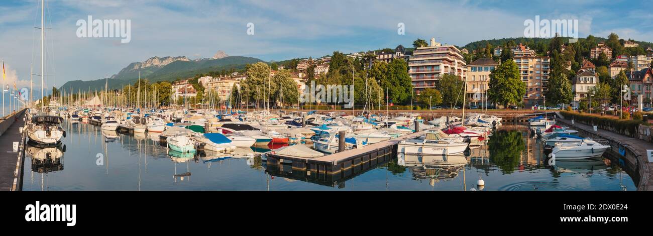 Evian-les-bains, département de haute-Savoie, Rhône-Alpes, France. Embarcation de plaisance au port sur le lac Léman (Lac Léman). Banque D'Images