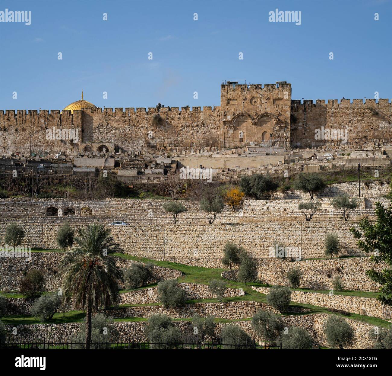 Jérusalem, Israël - 17 décembre 2020 : la porte de miséricorde scellée dans le mur de l'ancienne Jérusalem, avec un cimetière musulman sur son côté extérieur, et le dom Banque D'Images