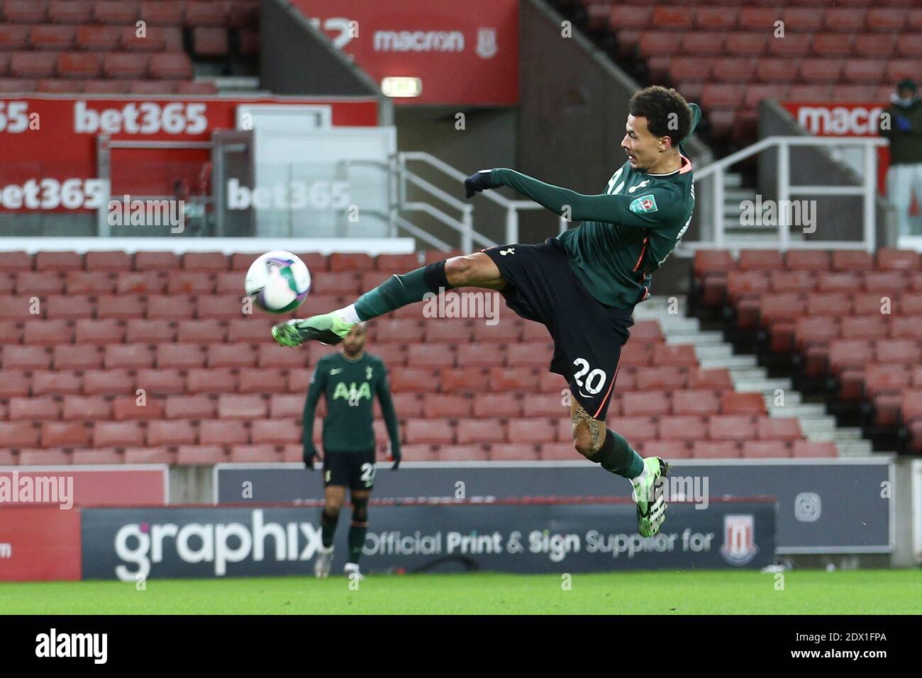 Stoke on Trent, Royaume-Uni. 23 décembre 2020. DELE Alli de Tottenham Hotspur en action. Carabao Cup, match quart-finale de la coupe EFL, Stoke City et Tottenham Hotspur au stade Bet365 de Stoke on Trent, le mercredi 23 décembre 2020. Cette image ne peut être utilisée qu'à des fins éditoriales. Utilisation éditoriale uniquement, licence requise pour une utilisation commerciale. Aucune utilisation dans les Paris, les jeux ou les publications d'un seul club/ligue/joueur.pic par Chris Stading/Andrew Orchard sports Photography/Alamy Live News crédit: Andrew Orchard sports Photography/Alamy Live News Banque D'Images