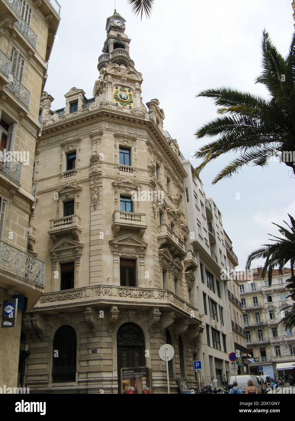 Ancien bâtiment de la banque et tour de l'horloge de l'abeille avec d'epargne et de PREVOYANCE signifie économies et prêts, à côté de l'Opéra de Toulon Banque D'Images