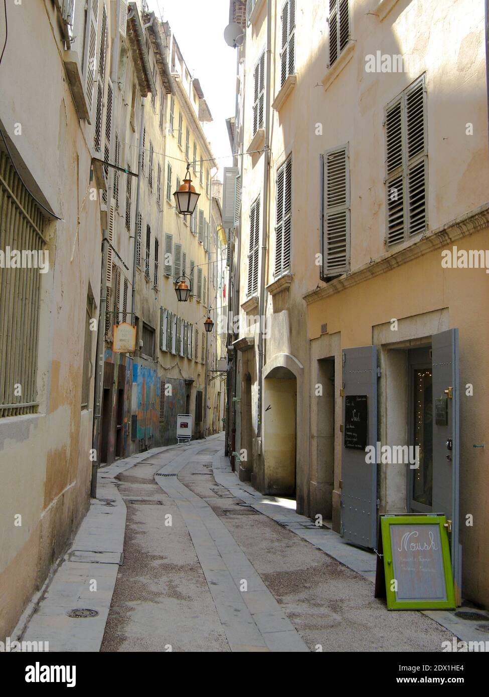 Petite rue et micro entreprises dans le centre ville de Toulon Sud de la France Banque D'Images