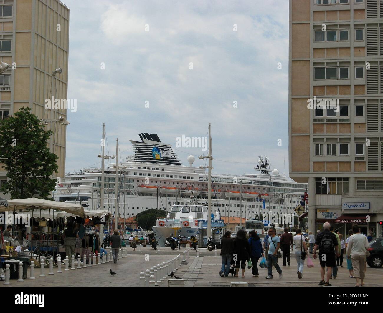 Centre-ville avec terminal de bateaux de croisière en arrière-plan et île Évadez-vous à Toulon au sud de la France Banque D'Images