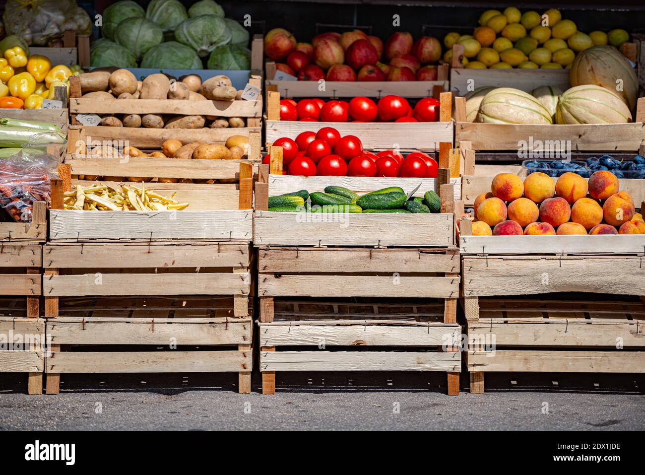 Caisses avec fruits et légumes du marché de rue à Sarajevo, capitale de la Bosnie-Herzégovine, Europe. Banque D'Images
