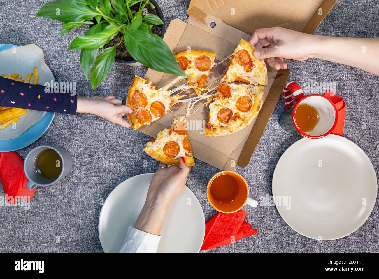 Déjeuner ou dîner en famille avec pizza au pepperoni, vue de dessus. Livraison de nourriture, pizzeria. Banque D'Images