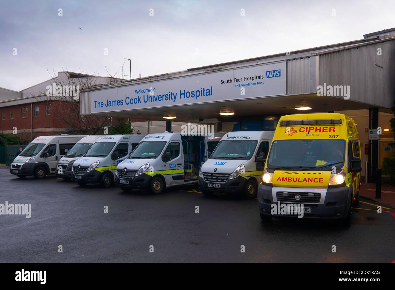 Service d'ambulances pour le transport du patient à l'entrée principale de l'hôpital de l'Université James Cook Middlesbrough en hiver Banque D'Images