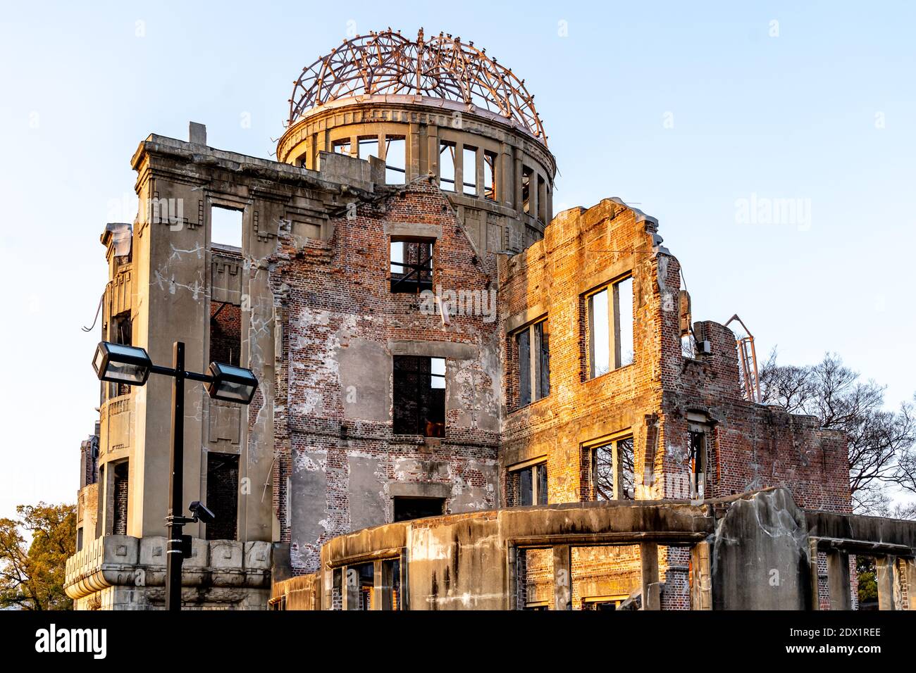Le Dôme de la bombe atomique au coucher du soleil, qui fait partie du Parc commémoratif de la paix d'Hiroshima Hiroshima, au Japon, a été désigné site du patrimoine mondial de l'UNESCO. Banque D'Images