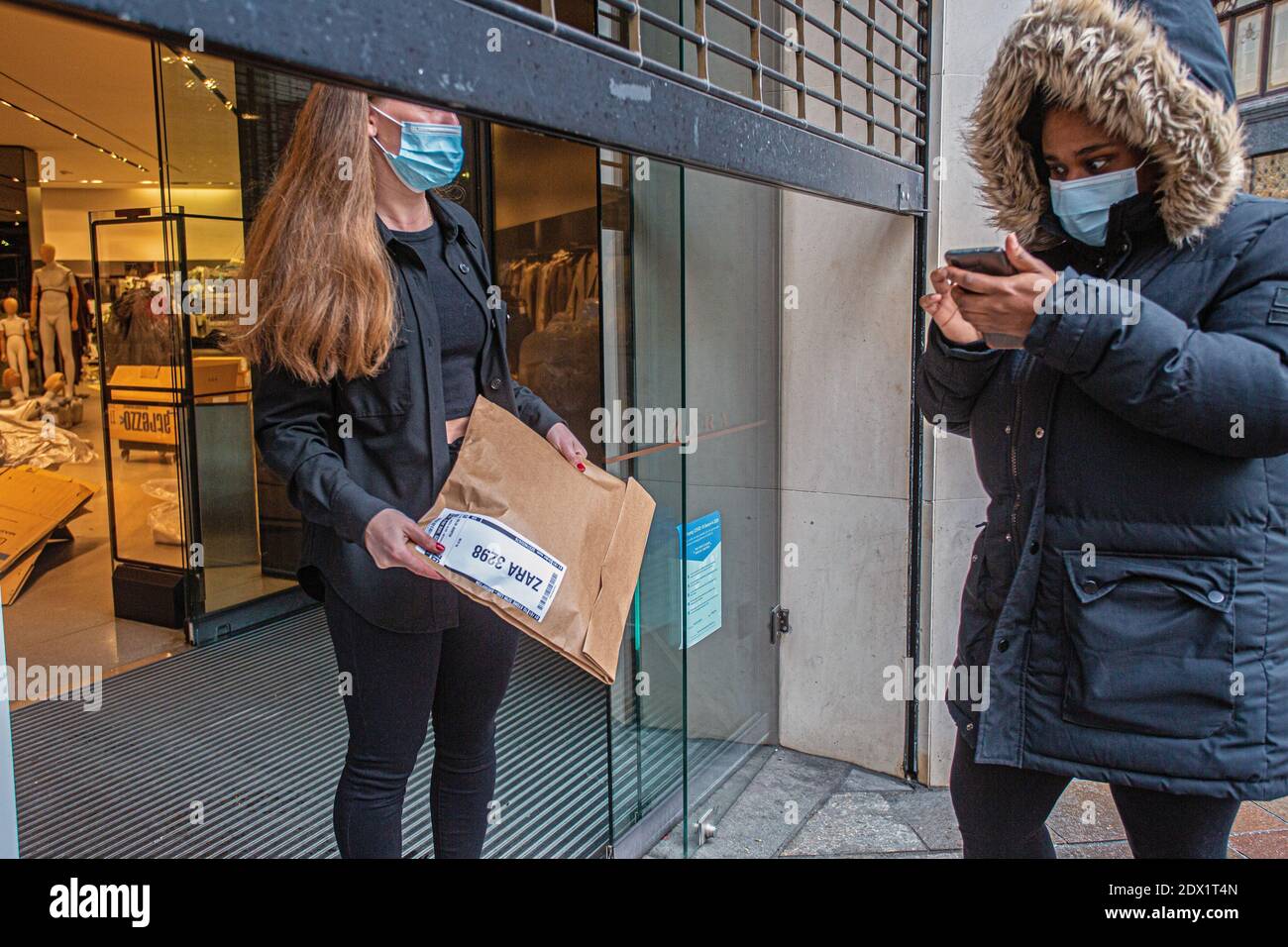 Collecte dans un magasin Zara afin de faciliter le Collecte des commandes en ligne. Les magasins de détail non essentiels restent temporairement fermés au public Banque D'Images