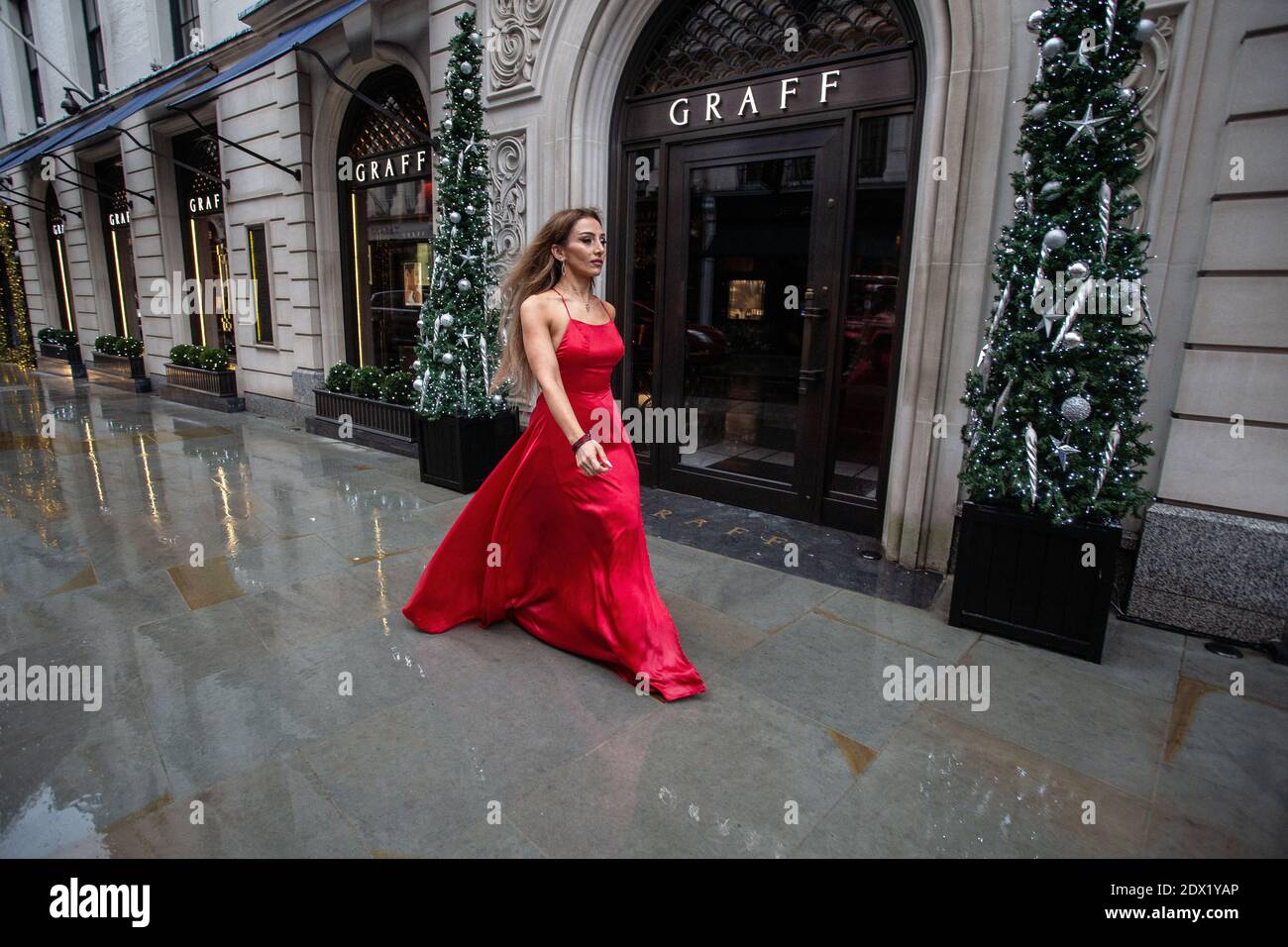 Grande-Bretagne /Londres / Mary Yan Instagram Influencer reçoit ses photos prises à pied en robe rouge à Bond Street le 23 décembre 2020 à Londres. Banque D'Images