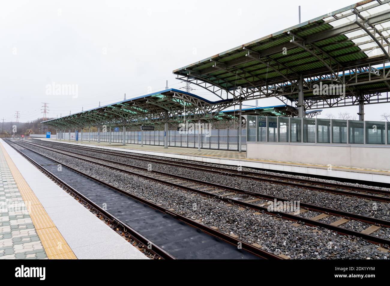 Quai et voies ferrées à la gare Dorasan sur la ligne Gyeongui à Paju, Corée du Sud Banque D'Images
