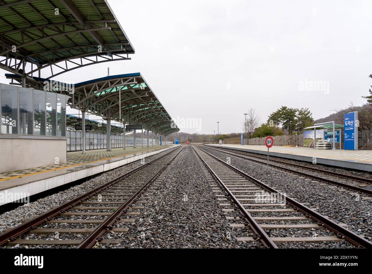 Quai et voies ferrées à la gare Dorasan sur la ligne Gyeongui à Paju, Corée du Sud Banque D'Images