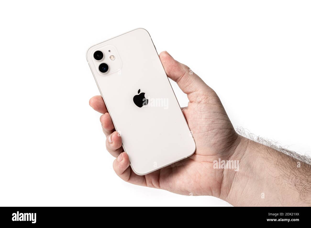 Antalya, Turquie - 23 décembre 2020 : iPhone 12 nouveau design dans la couleur blanche dans la main d'un client. Banque D'Images