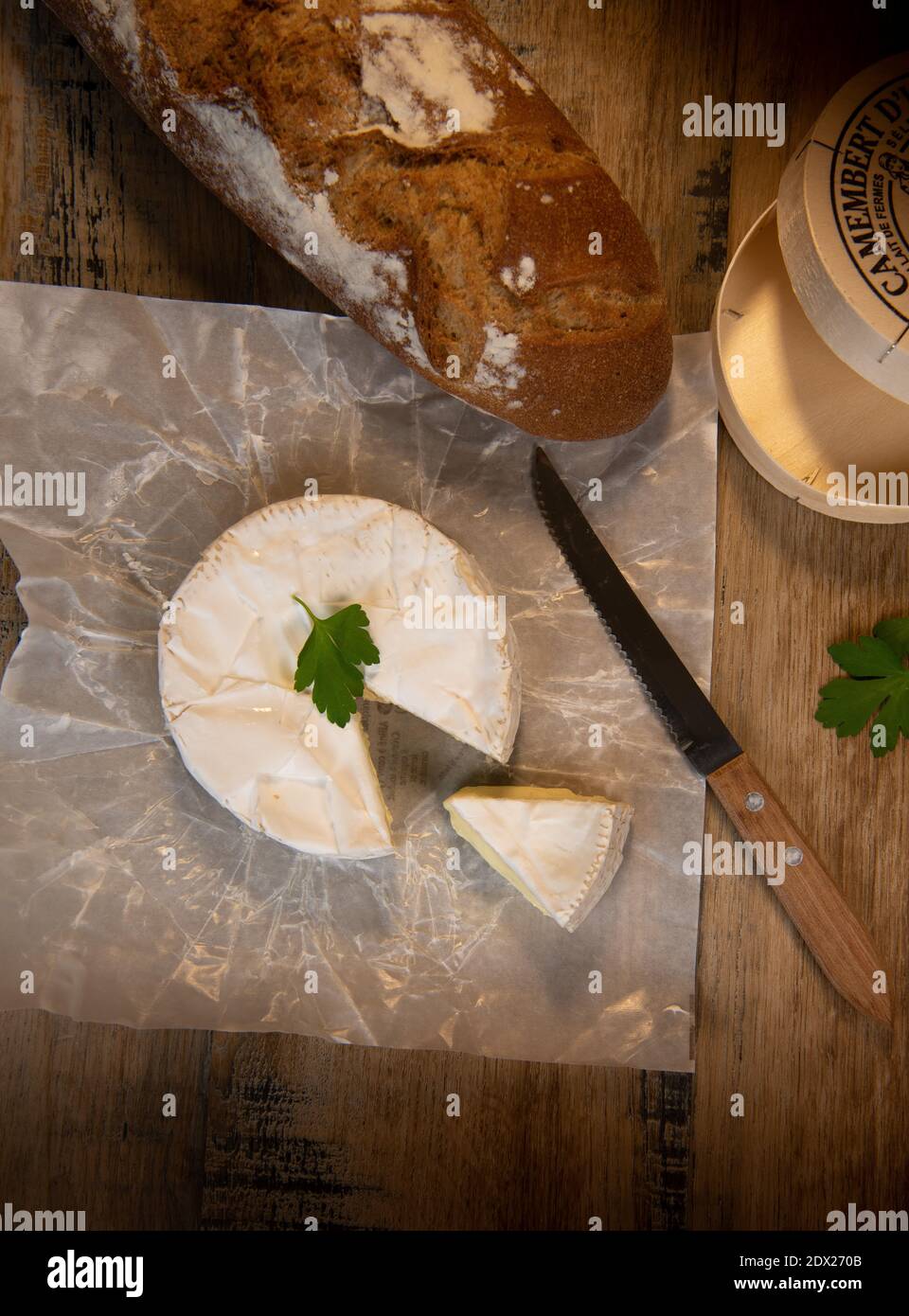 Fromage Camembert sur fond de bois Banque D'Images