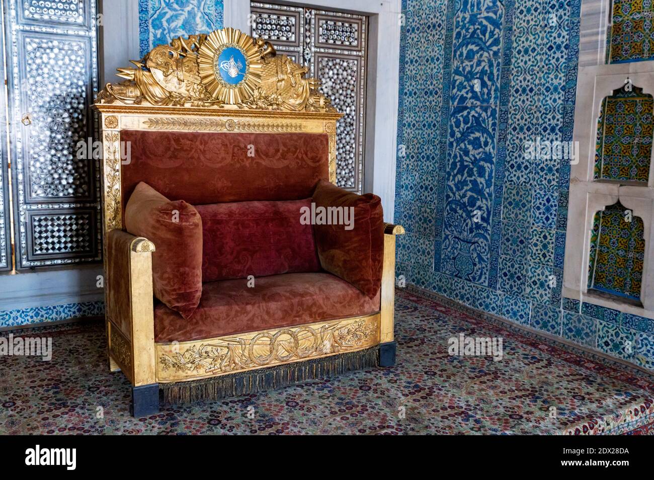 Éléments de décoration de palais orientaux au trône de cérémonie dorée, avec texture ou élément décoratif de modèle oriental dans le style turc ou pouf Banque D'Images