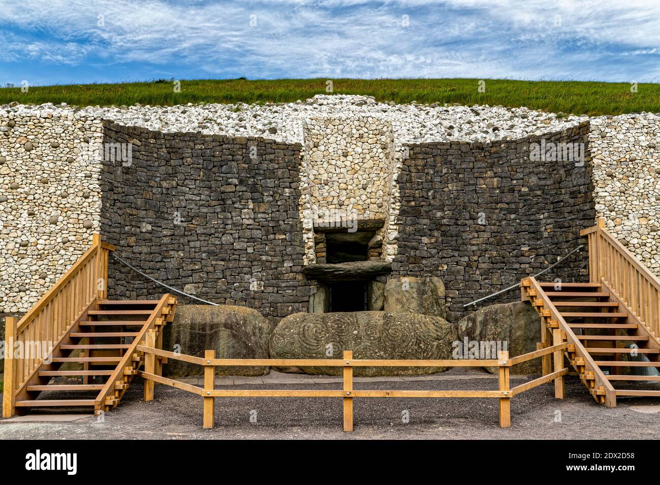 Comté de Meath, Irlande de l'est, Royaume-Uni. 5 mai 2016. La pierre d'entrée de Newgrange est sculptée avec de l'art mégalithique. Le site du patrimoine mondial de l'UNESCO de Newgrange est un 5, Banque D'Images