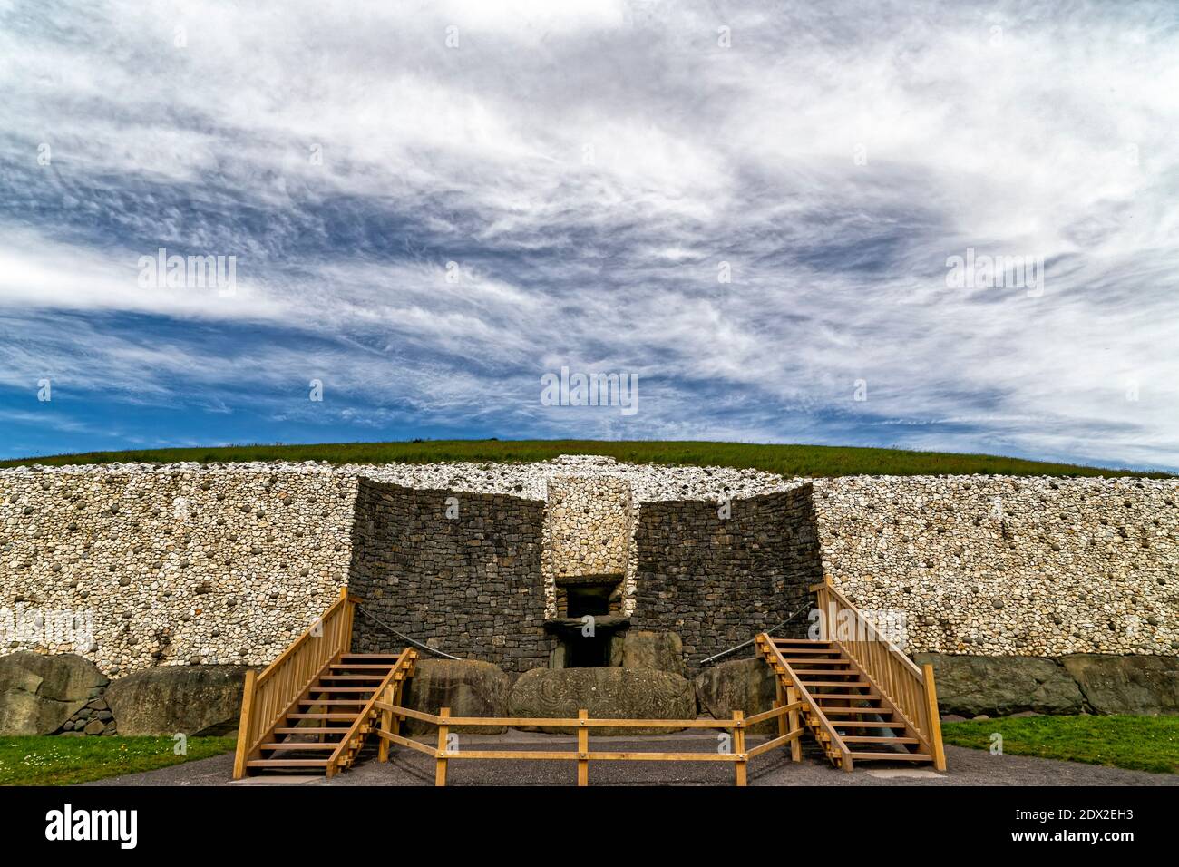 Comté de Meath, Irlande de l'est, Royaume-Uni. 5 mai 2016. La pierre d'entrée de Newgrange est sculptée avec de l'art mégalithique. Le site du patrimoine mondial de l'UNESCO de Newgrange est un 5, Banque D'Images
