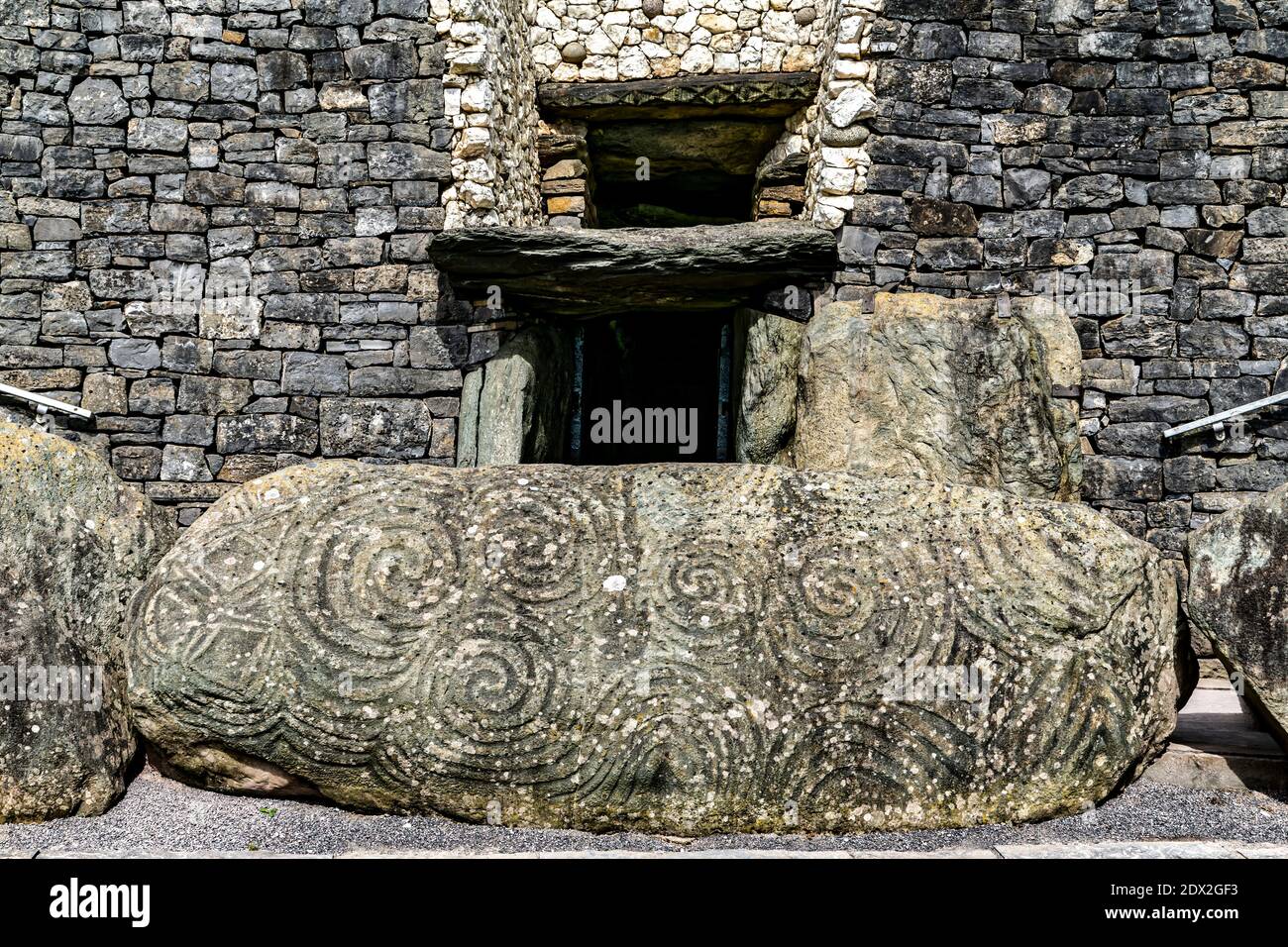 Comté de Meath, Irlande de l'est, Royaume-Uni. 5 mai 2016. La pierre d'entrée de Newgrange est sculptée avec de l'art mégalithique. Le site du patrimoine mondial de l'UNESCO de Newgrange est un 5, Banque D'Images