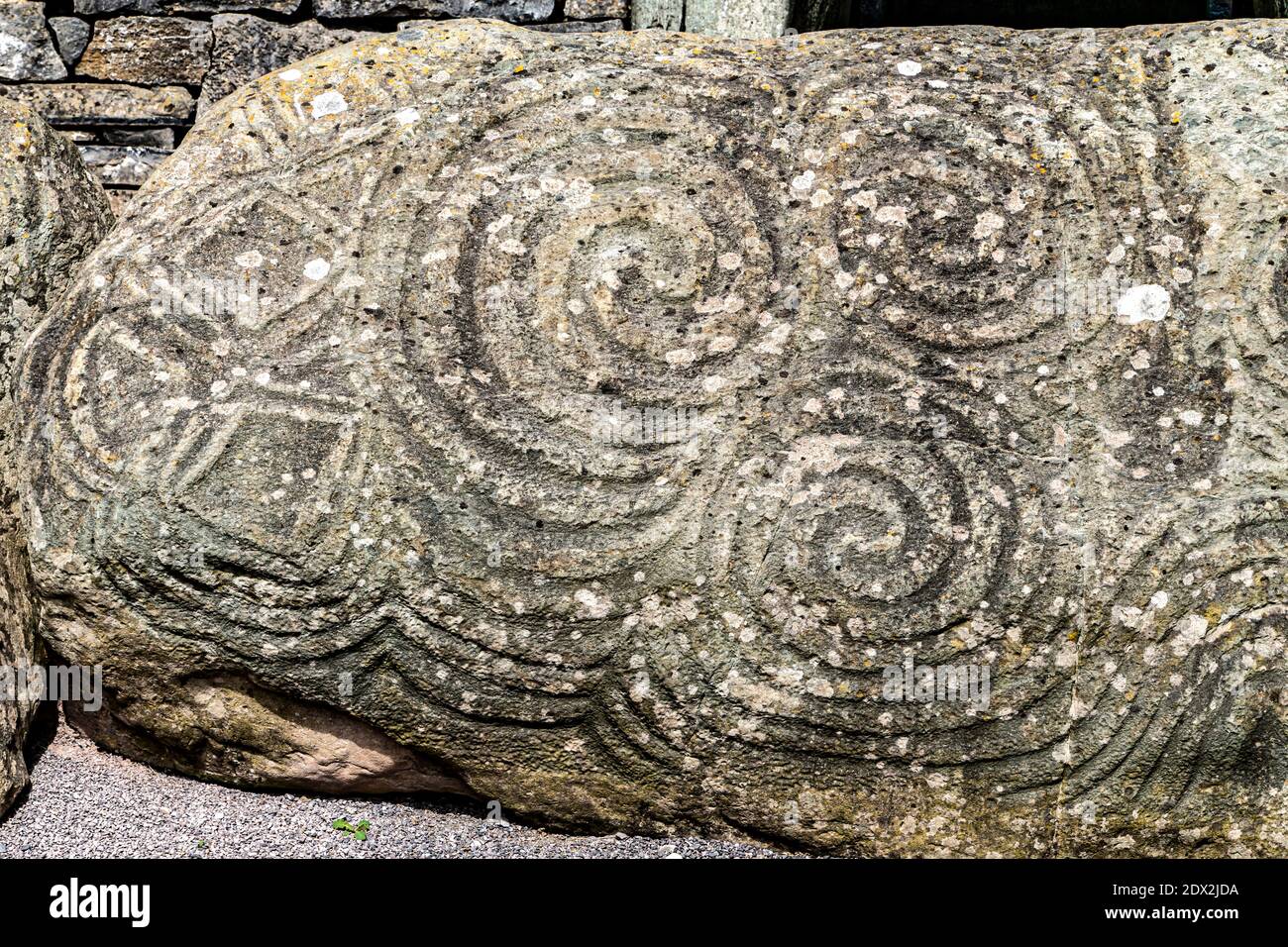 Comté de Meath, Irlande de l'est, Royaume-Uni. 5 mai 2016. La pierre d'entrée de Newgrange est sculptée avec de l'art mégalithique. Le site du patrimoine mondial de l'UNESCO de Newgrange est un 5, Banque D'Images