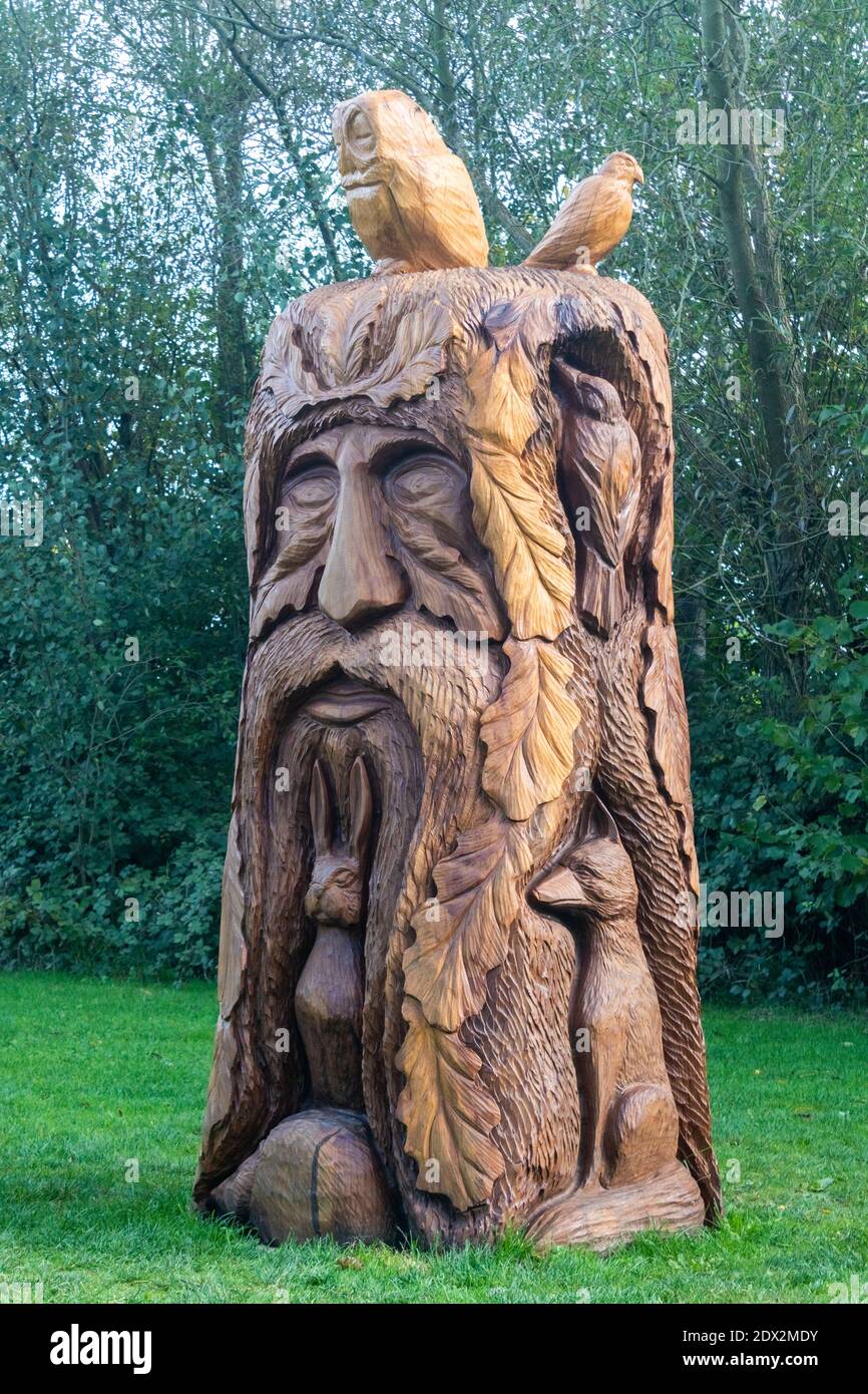 Sculpture du visage en bois avec des aniamls de bois qui l'entourent Photo  Stock - Alamy