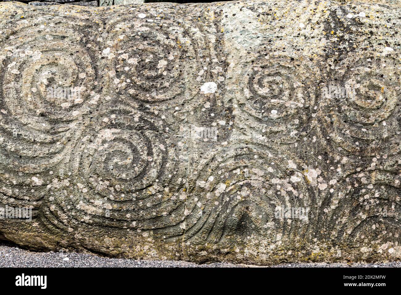 Comté de Meath, Irlande de l'est, Royaume-Uni. 5 mai 2016. La pierre d'entrée de Newgrange est sculptée avec de l'art mégalithique. Le site du patrimoine mondial de l'UNESCO de Newgrange est un 5, Banque D'Images
