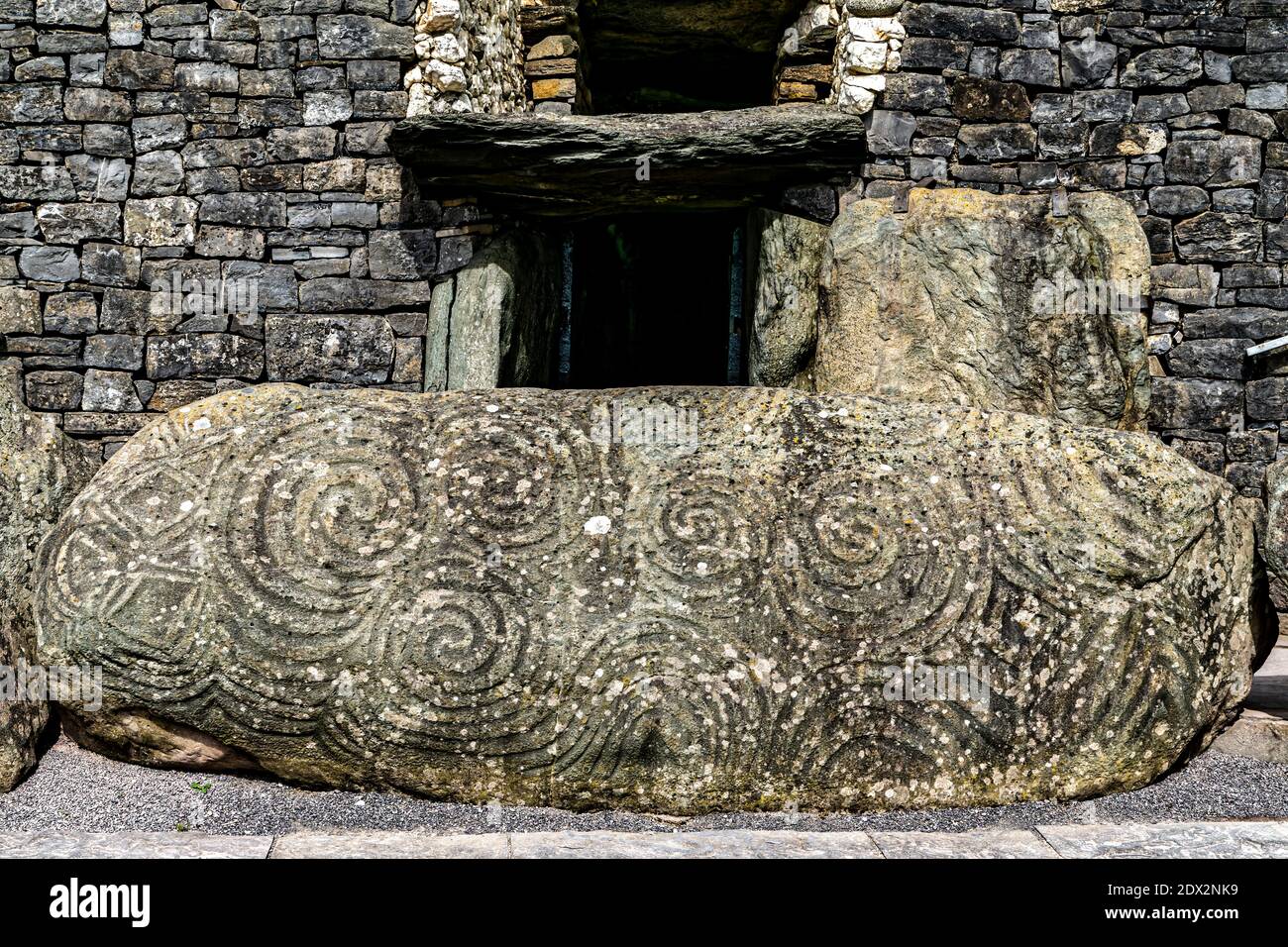 Comté de Meath, Irlande de l'est, Royaume-Uni. 5 mai 2016. La pierre d'entrée de Newgrange est sculptée avec de l'art mégalithique. Le site du patrimoine mondial de l'UNESCO de Newgrange est un 5, Banque D'Images