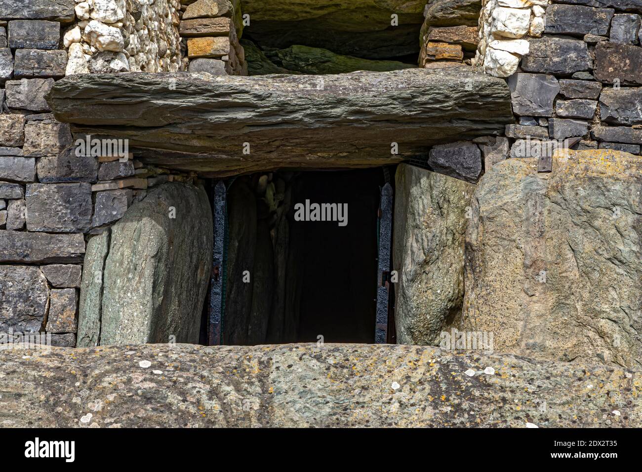 Comté de Meath, Irlande de l'est, Royaume-Uni. 5 mai 2016. La pierre d'entrée de Newgrange est sculptée avec de l'art mégalithique. Le site du patrimoine mondial de l'UNESCO de Newgrange est un 5, Banque D'Images