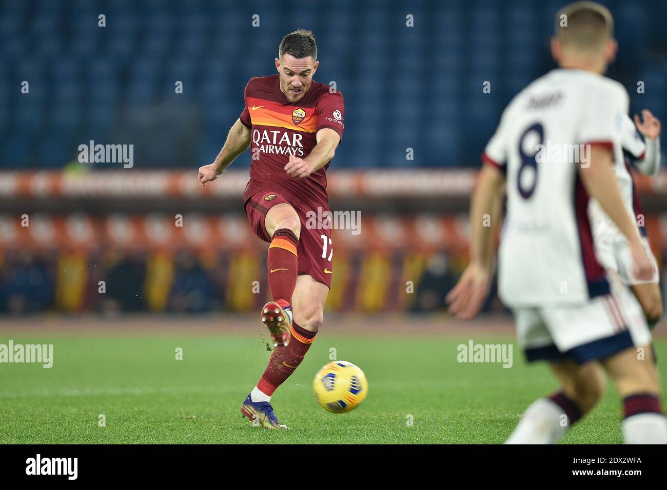 Rome, Italie. 23 décembre 2020. ROME, ITALIE - décembre 23 : Jordan Veretout of AS Roma marque un but lors de la série italienne UN match de football entre AS Roma et Cagliari au Stadio Olimpico le 23 décembre 2020 à Rome Italie/LM crédit: Claudio Pasquazi/LPS/ZUMA Wire/Alamy Live News Banque D'Images