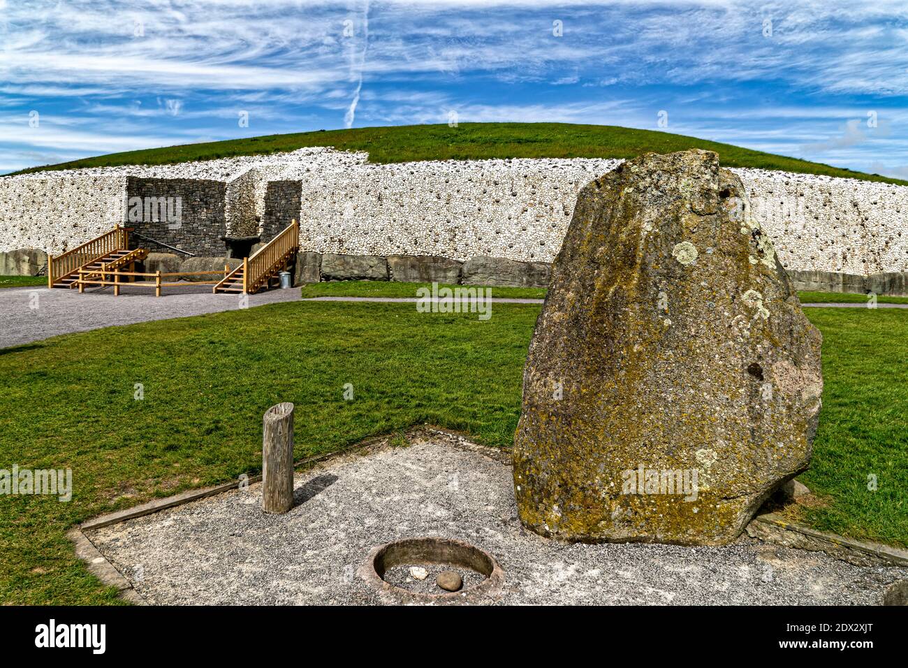 Comté de Meath, Irlande de l'est, Royaume-Uni. 5 mai 2016. Le site classé au patrimoine mondial de l'UNESCO de Newgrange est un tombeau de passage vieux de 5,200 ans construit par les agriculteurs de l'âge de pierre, Th Banque D'Images