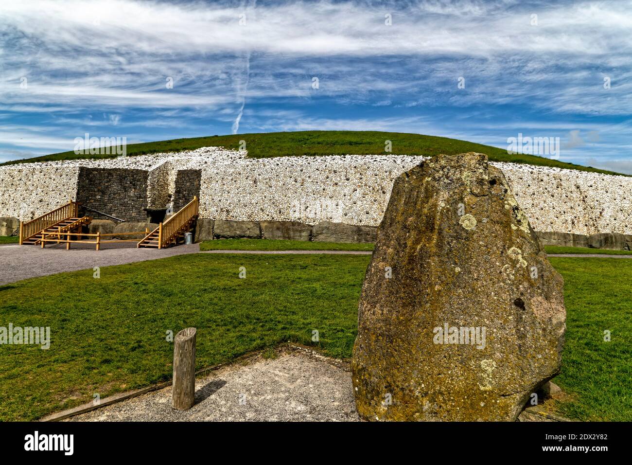 Comté de Meath, Irlande de l'est, Royaume-Uni. 5 mai 2016. Le site classé au patrimoine mondial de l'UNESCO de Newgrange est un tombeau de passage vieux de 5,200 ans construit par les agriculteurs de l'âge de pierre, Th Banque D'Images