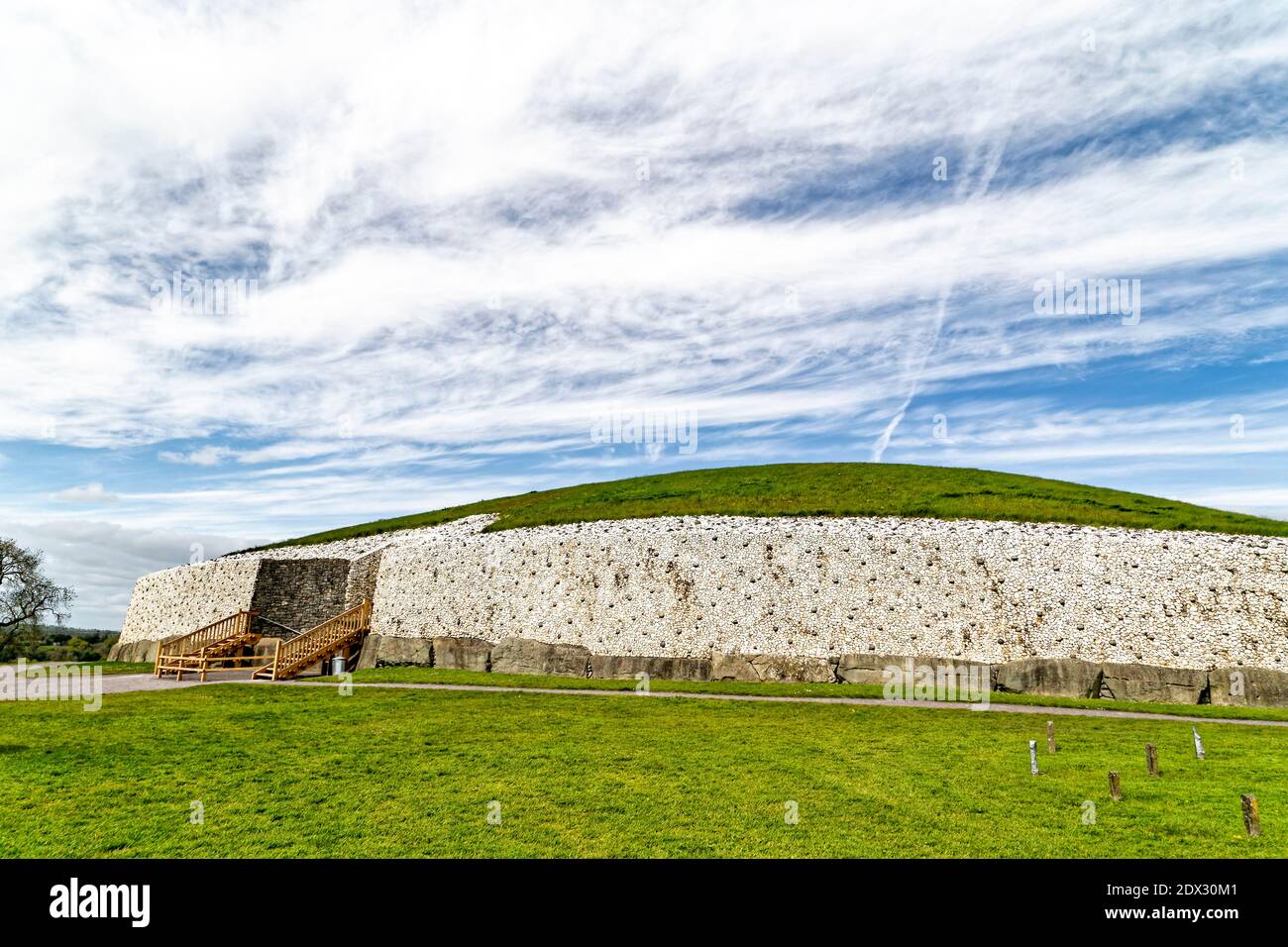 Comté de Meath, Irlande de l'est, Royaume-Uni. 5 mai 2016. Le site classé au patrimoine mondial de l'UNESCO de Newgrange est un tombeau de passage vieux de 5,200 ans construit par les agriculteurs de l'âge de pierre, Th Banque D'Images